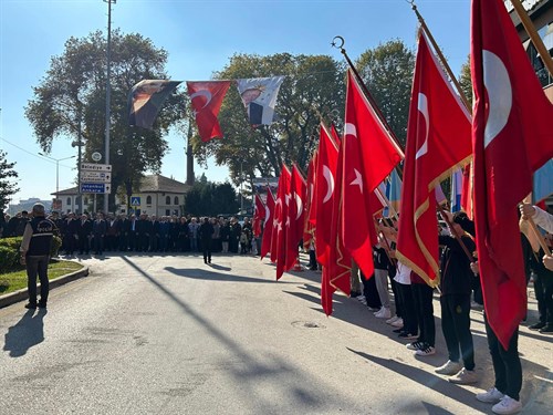 29 Ekim Cumhuriyet Bayramımızın 101. Yıl Dönümü Münasebetiyle Atatürk Anıtına Çelenk Sunma Töreni Gerçekleştirildi